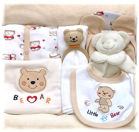 ilustrace oblečení a hygienických potřeb pro miminko