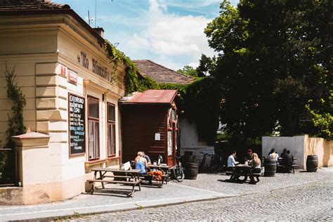 scéna, kde nejmladší bratr stíná hlavy obrům