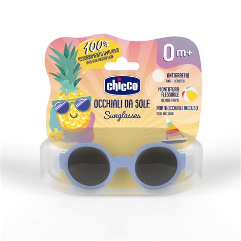 Dítě nosící sluneční brýle Chicco v modré barvě