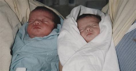 Matka s novorozenými dvojčaty