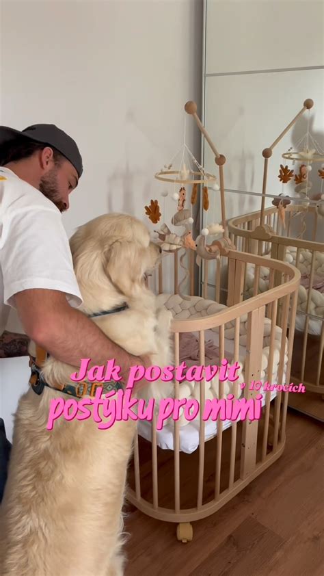 Foto znázorňující přístavnou postýlku díky odnímatelnému boku