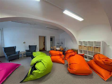 relaxační pomůcky na porodním sále (balony, sprcha, žíněnka)