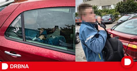 žena opírající se o předloktí na zadním sedadle auta