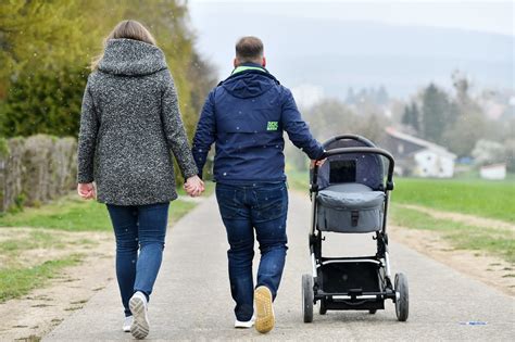 Ilustrační foto rodiče s dítětem v moderním cestovním kočárku