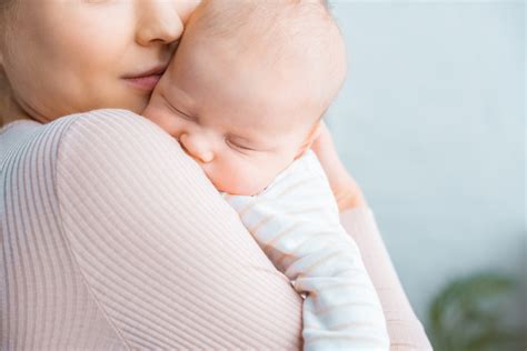 Obrázek znázorňující bonding - matka s novorozencem.
