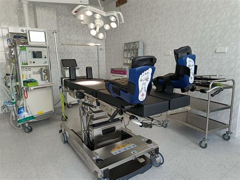 Infografika: Pohled na moderní gynekologicko-porodnické oddělení a vybavení včetně 3D endoskopické věže