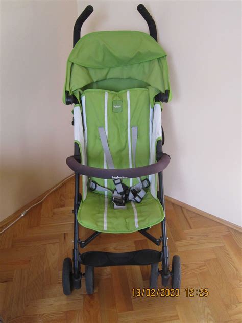 Inglesina Trip v rozloženém stavu s dítětem