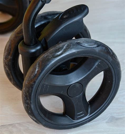 Detailní pohled na kolečka a konstrukci golfového kočárku Inglesina Trip