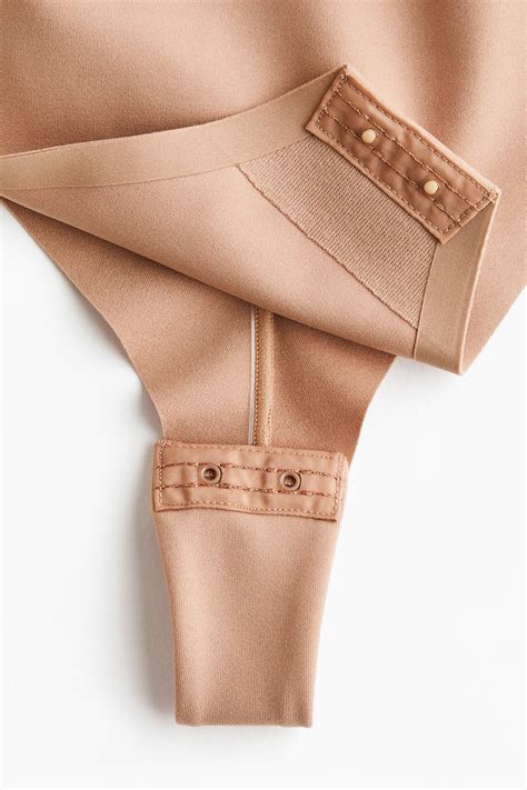 Detail zapínání u kojeneckého body