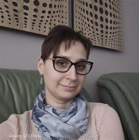 Ilustrace spokojeného zákazníka s přírodními produkty