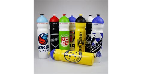 koláž různých modelů sportovních lahví Avent s pítkem