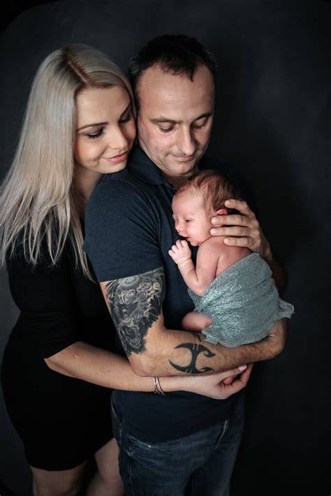 Fotografie rodiny s novorozencem v klokánkové péči