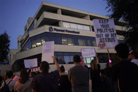 Ilustrační foto - Příznivci zákazu potratů se radují před klinikou Planned Parenthood během protestu v kalifornském West Hollywoodu 24. června 2022 z verdiktu nejvyššího soudu.
