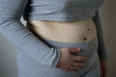 Ilustrace znázorňující, jak se břicho těhotné ženy stahuje během poslíčků.