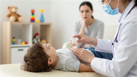 Dětský neurolog vyšetřuje malé dítě s podezřením na epilepsii.
