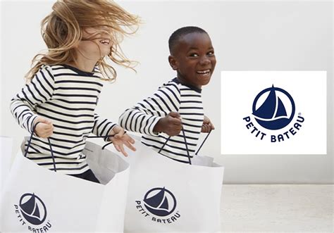 koláž z různých dětských oděvů Petit Bateau s proužkovanými motivy