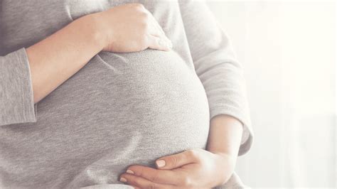žena s falešným těhotenským břichem při focení