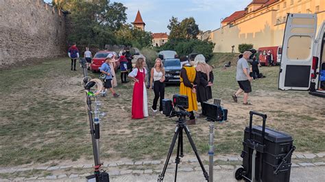 Scéna z filmového natáčení s Klárou Issovou