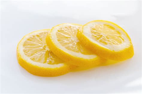 nakrájený citron s kapkami vody