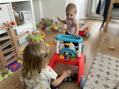 fotografie kočárku Fisher-Price s dítětem, které ho používá jako chodítko