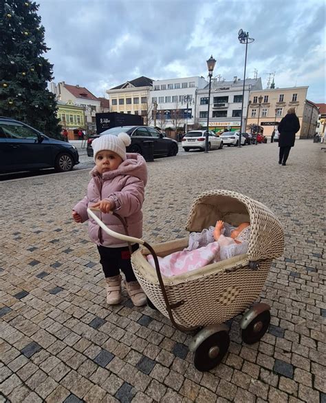 koláž různých velikostí panenek a k nim odpovídajících kočárků