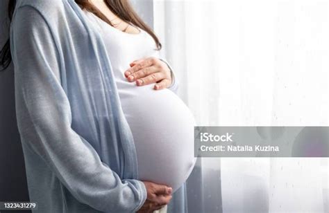 ilustrace ženy v pokročilém těhotenství s viditelným břichem