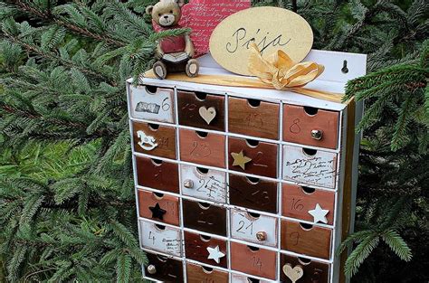 Ukázka malých papírků se zážitky a drobnými sladkostmi připravenými k vložení do adventního kalendáře