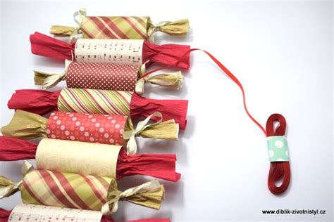 Adventní kalendář z ruliček od toaletního papíru složený do tvaru vánočního stromku