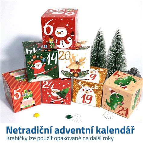 Různobarevné papírové krabičky ozdobené a očíslované pro adventní kalendář