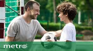 rodič hraje si s 6měsíčním miminkem