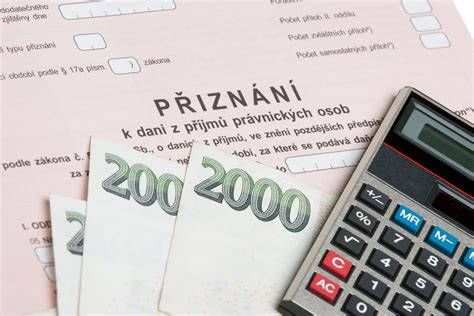 Infografika s časovou osou a klíčovými termíny pro podání daňového přiznání a uplatnění odpočtu hypotéky.
