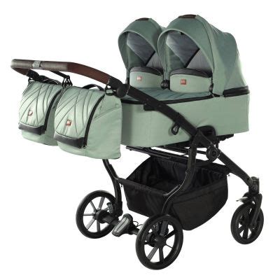 Kočárek pro dvojčata s dětmi sedícími vedle sebe