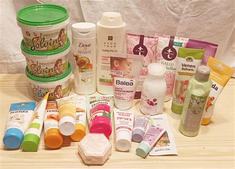 Ilustrační foto různých tělových krémů a olejů pro těhotné