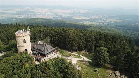 Panoramatický výhled z vrcholu Kluk na okolní krajinu Blanského lesa s dominantou hory Kleť.
