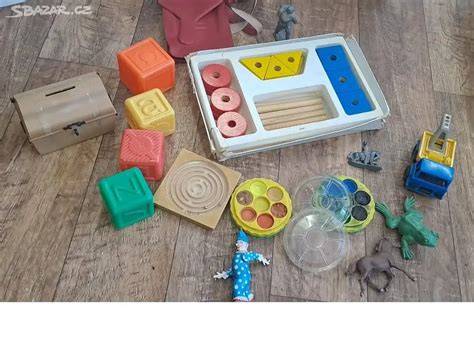 Montessori košíček s několika hračkami