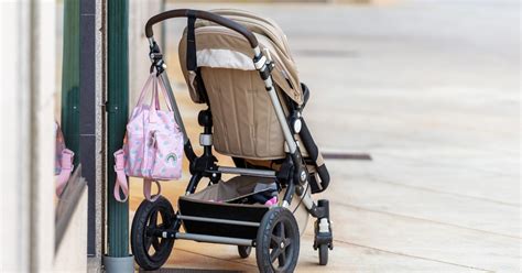 ilustrační obrázek kočárku skládaného do kufru malého auta