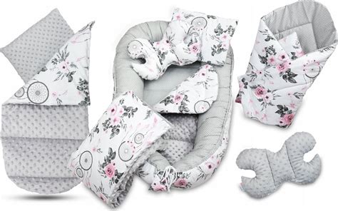 koláž různých produktů pro miminka: hnízdečko, mantinel, kojicí polštář, muchláček