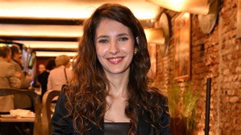 Sara Sandeva se usmívá na fotografii s Jakubem Prachařem a jeho rodinou