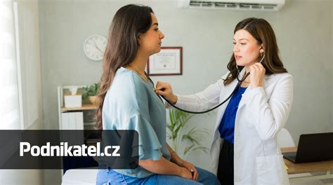 Obrázek zubního lékaře při prohlídce dětských zoubků.
