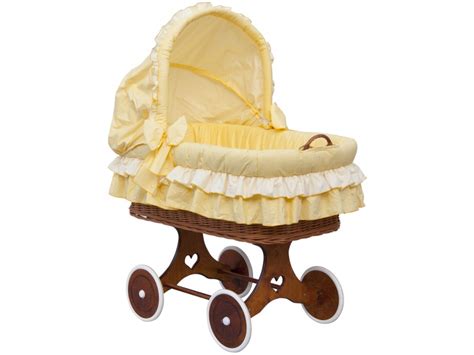 ilustrační foto proutěného košíku pro miminko