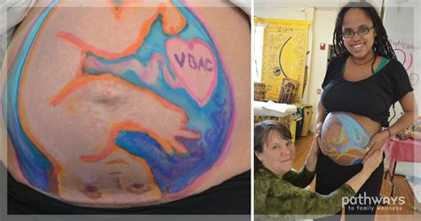 fotografie matky s partnerem, kteří provádějí belly mapping