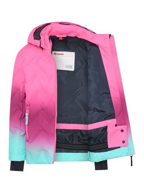 žena vybírající si lyžařské oblečení