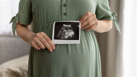 Žena s velkým těhotenským bříškem ve třetím trimestru
