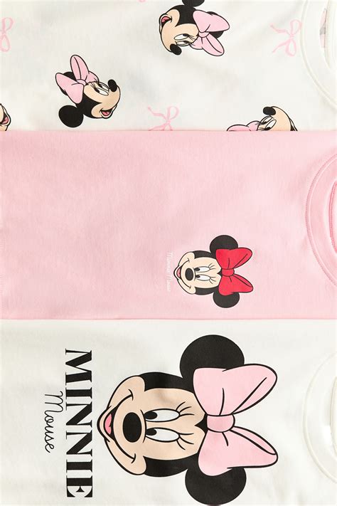 Ilustrace Minnie Mouse s mašlí v růžových a bílých tónech