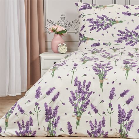 Detailní záběr na vzor povlečení Minnie s květinami a mašlí