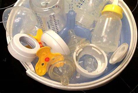 Infografika: Jak správně sterilizovat kojenecké lahve a dudlíky