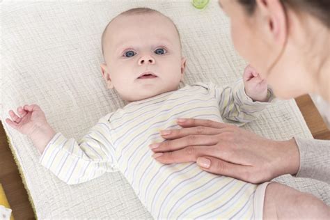Názorná ukázka masáže bříška miminka
