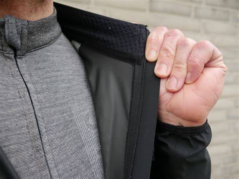 Infografika: Porovnání materiálů a jejich vlastností (softshell, DWR, wind barrier)