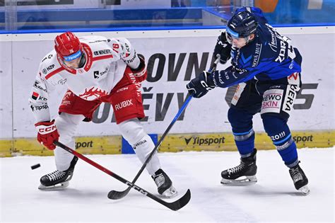 Fotografie z utkání Vítkovice Ridera vs. HC Oceláři Třinec - brankáři Patrik Bartošák a Šimon Hrubec