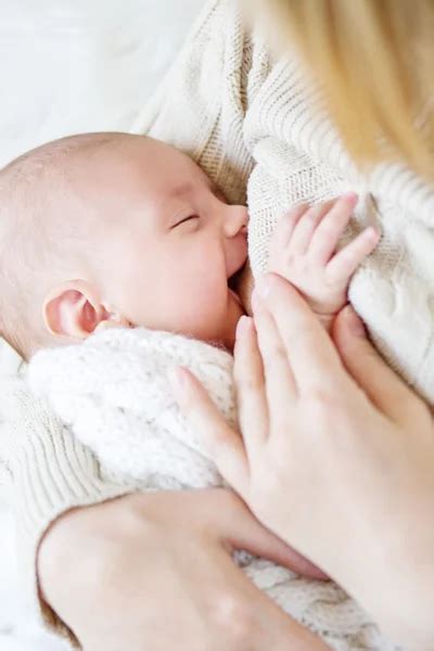 matka kojící miminko s pomocí kojícího polštáře